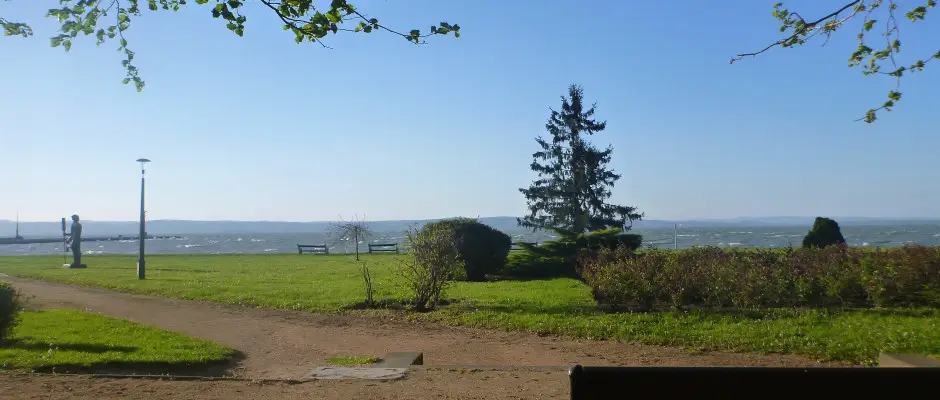 Balaton-part, a hoteltl 100 mterre - a CE Napfny Hotel ajnlsval
