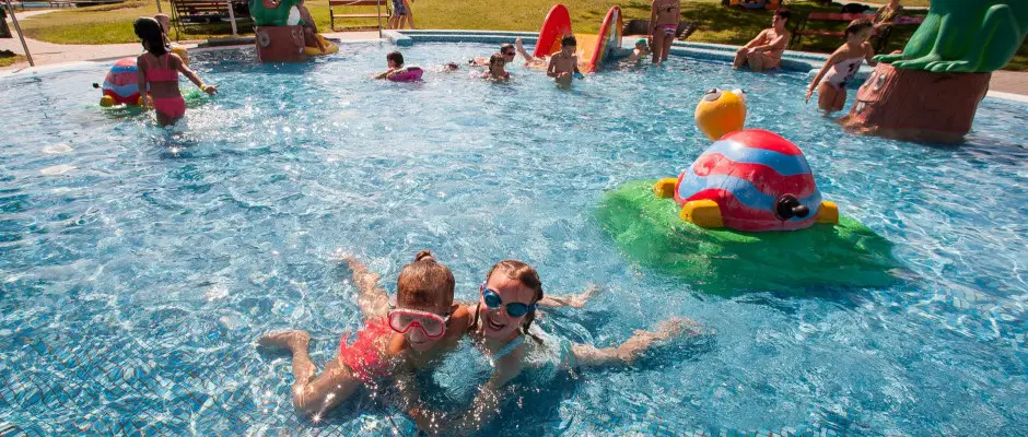 kltri medence - a Cegldfrd Apartmanpark s Kemping ajnlsval