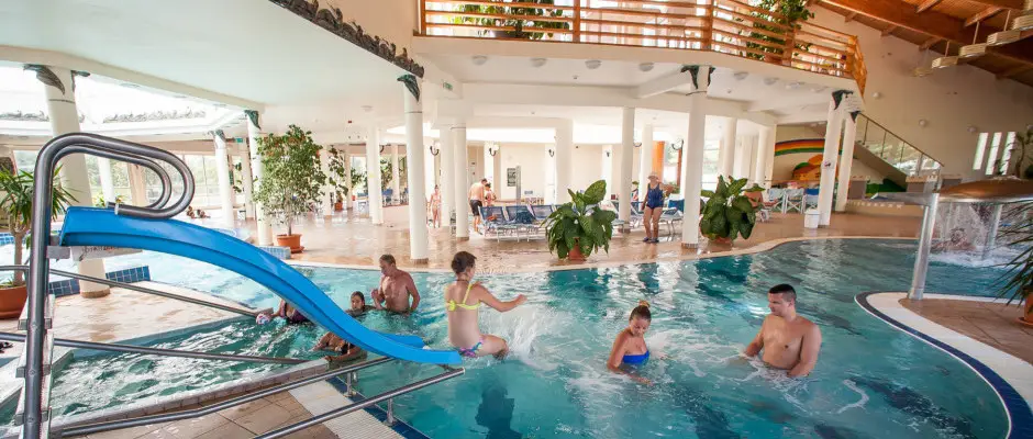 lmnymedence - a Cegldfrd Apartmanpark s Kemping ajnlsval