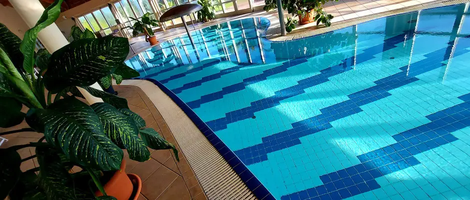 lmnymedence - a Cegldfrd Apartmanpark s Kemping ajnlsval