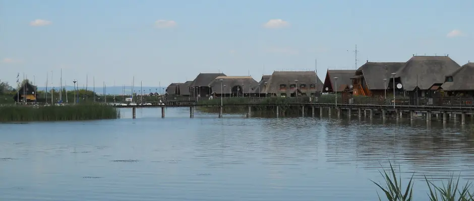 A vz szerelmeseinek a Fert-t nyjthat kikapcsoldst. Az Ausztriba is tnyl tavat akr biciklivel is meg lehet kzelteni, de strandolsra is kivl lehetsg. Aki azonban romantikus llek, stls kzben csodlhatja a vizet, a nvnyeket, az llato - a Civitas Hotel ajnlsval