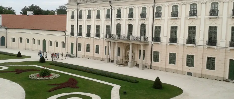 Fertd vrosa a szerelmeseknek kihagyhatatlan program: a barokk stlus Esterhzy-kastly, a Fert-Hansg Nemzeti Park, a Haydn emlkszoba mind-mind romantikus lmnyt biztost az iderkezknek. rkre szl lmny lehet kz a kzben felfedezni ezeket a n - a Civitas Hotel ajnlsval