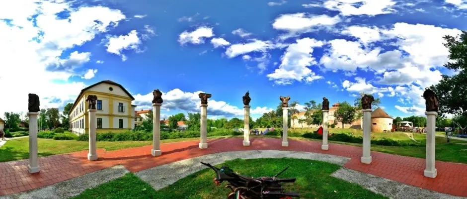 Aradi emlkm - a Corvin Hotel ajnlsval