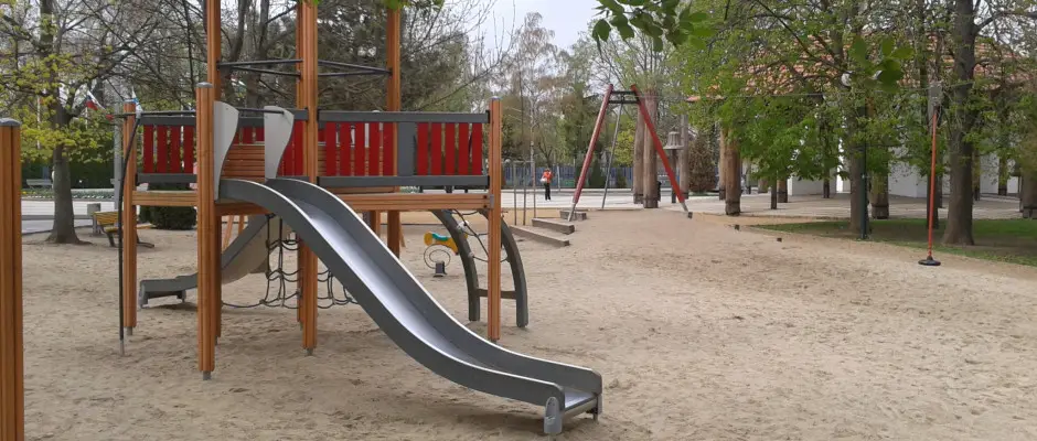 Játszótér a Deák Vendégház mellett a fürdővel szemben. - a Deák Vendégház ajánlásával