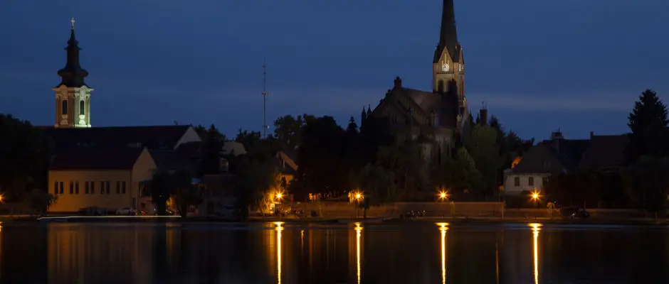 Esti k�p a sz�lloda melletti Dunaparton - a Duna Relax Hotel aj�nl�s�val