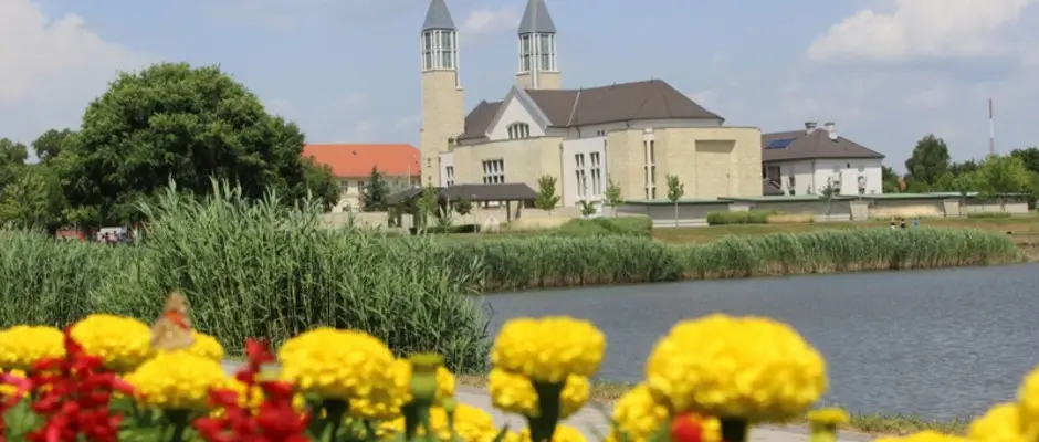 Jzus Szve Katolikus templom - Kavicsos t - a Feny Panzi ajnlsval