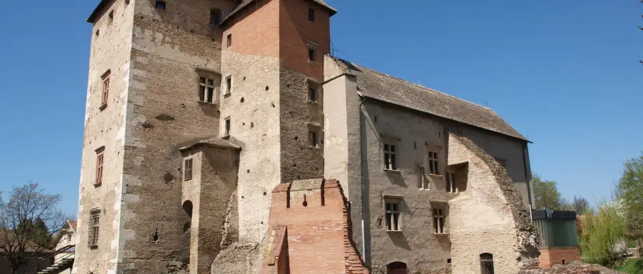 A simontornyai v�r - a Fried Kast�ly Hotel aj�nl�s�val