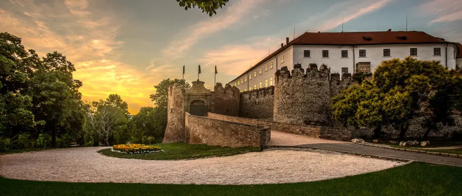 Nyári hajnal a Siklósi Várnál. - a Gere Luxus Apartman ajánlásával