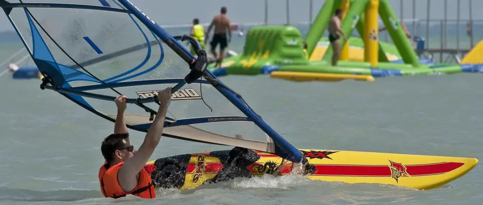 Vizisportok garmadája a csopaki strandon - a Holiday Hotel Csopak ajánlásával