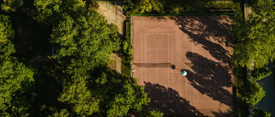 Légifelvétel a salakos teniszpályáról és környezetérõl - a Holiday Hotel Csopak ajánlásával