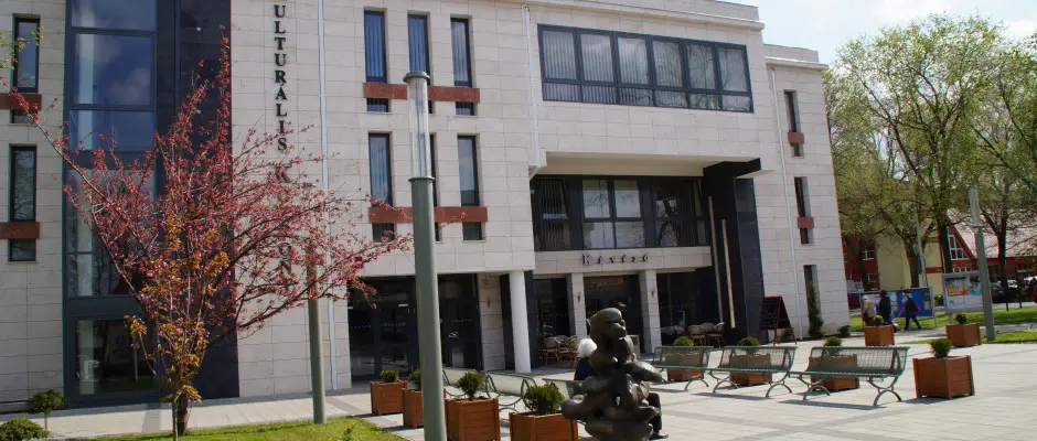 Hajdszoboszl, Kovcs Mt Vrosi Mveldsi Kzpont s Knyvtr; - a Hunguest Hotel Aqua-Sol ajnlsval