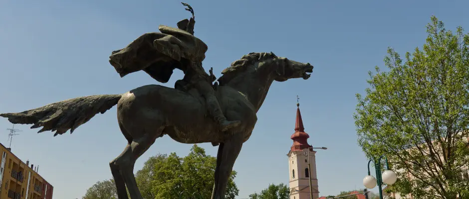 Hajdszoboszl, Hsk tere, Bocskai Istvn lovas-szobrval; - a Hunguest Hotel Aqua-Sol ajnlsval
