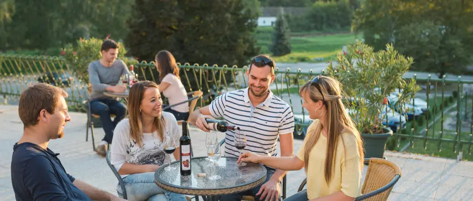 Borozs a teraszon - a Hotel Cabernet ajnlsval