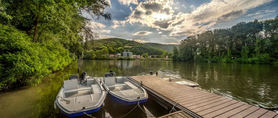 Szllodnk a Tisza rakamazi oldaln, kzvetlenl az Erzsbet kirlyn hd lbnl helyezkedik el festi krnyezetben, a Bodrog s Tisza tallkozsnl. - a Hotel Csillag Tokaj ajnlsval