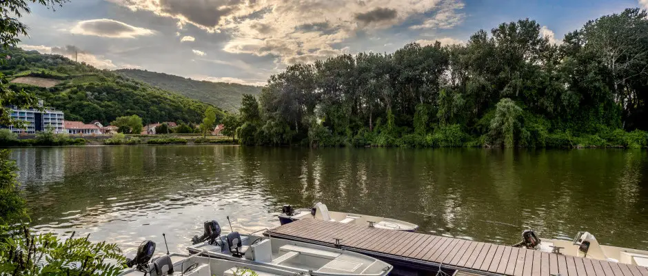 Szllodnk a Tisza rakamazi oldaln, kzvetlenl az Erzsbet kirlyn hd lbnl helyezkedik el festi krnyezetben, a Bodrog s Tisza tallkozsnl. - a Hotel Csillag Tokaj ajnlsval