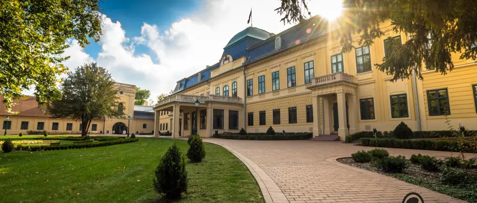 Gyulai Alm�sy-kast�ly - a Hunguest Hotel Gyula aj�nl�s�val