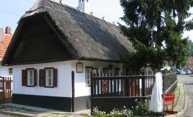Bútorfestő és kiállítása - a Hajnal Hotel ajánlásával