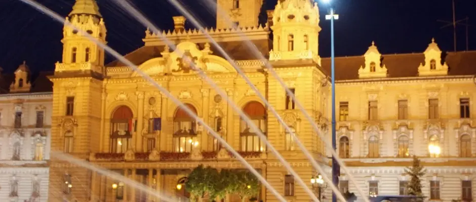 Gyri Vroshza jszakai pompjban, szkkttal az eltrben. - a Hotel Klvria ajnlsval