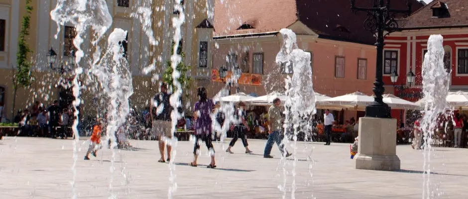 Gyr legszebb, feljtott barokk tere, a Szchenyi tr, apr szkktakkal, ahol a gyerekek nyron elszeretettel szaladglnak a frccsen vzsugarak alatt/kztt. - a Hotel Klvria ajnlsval