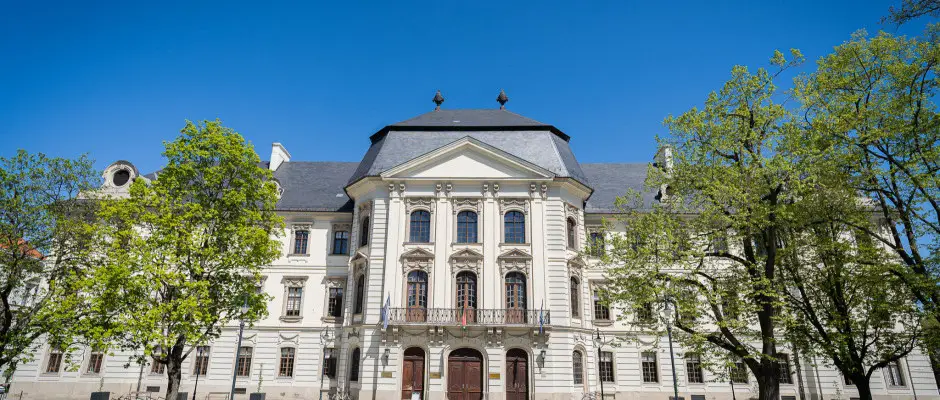 Eszterhzy Kroly Katolikus Egyetem - a Park Hotel Minaret ajnlsval