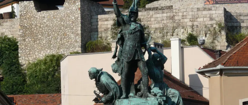 Egri vr a Dob-szobor rnykban - a Park Hotel Minaret ajnlsval