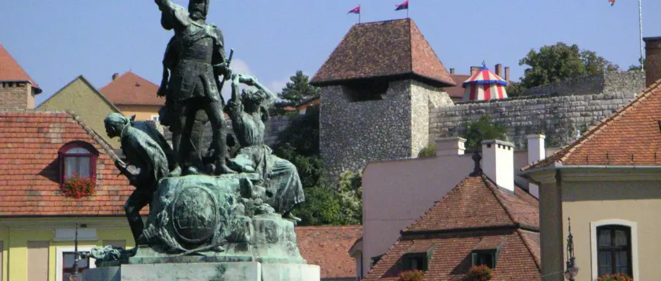 Eger - Dob Istvn szobra - a Hotel Villa Vlgy ajnlsval