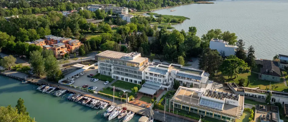 Mad�rt�vlatb�l - a Hotel Yacht Wellness & Business aj�nl�s�val