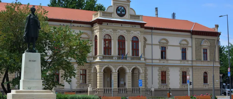 Polg�rmesteri Hivatal, Pet�fi szobor - a Hotel Imperial Gy�gysz�ll� aj�nl�s�val