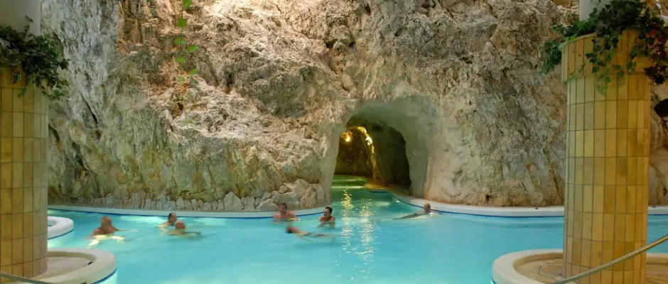 Barlangf�rd� - a The Jakuzzi Room aj�nl�s�val