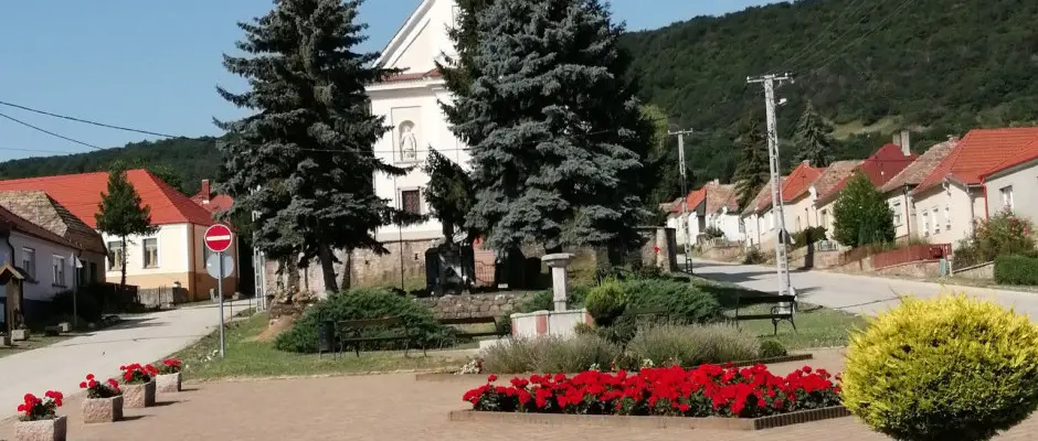 Tardosi templom - a Kat�ng Vend�gh�z aj�nl�s�val