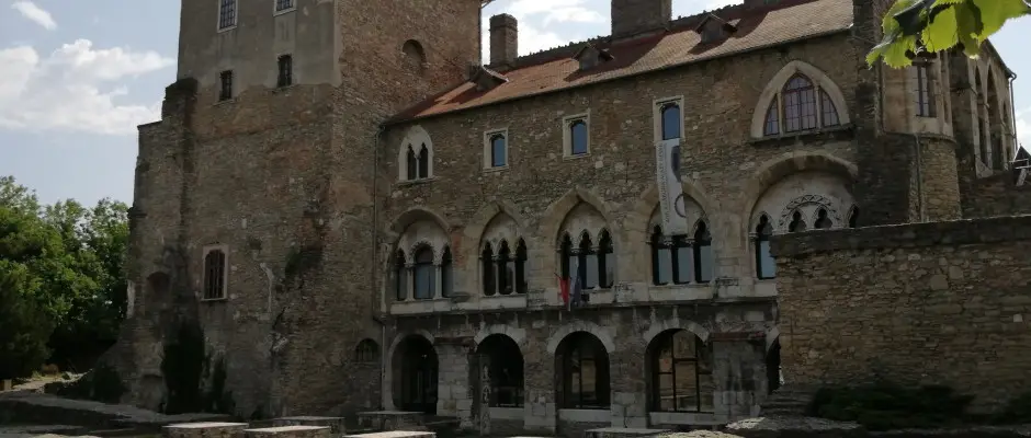 Tatai v�r - a Kat�ng Vend�gh�z aj�nl�s�val