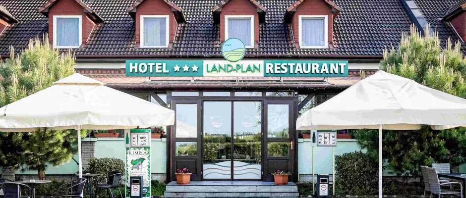 bejárat - a Land-Plan Hotel & Restaurant ajánlásával