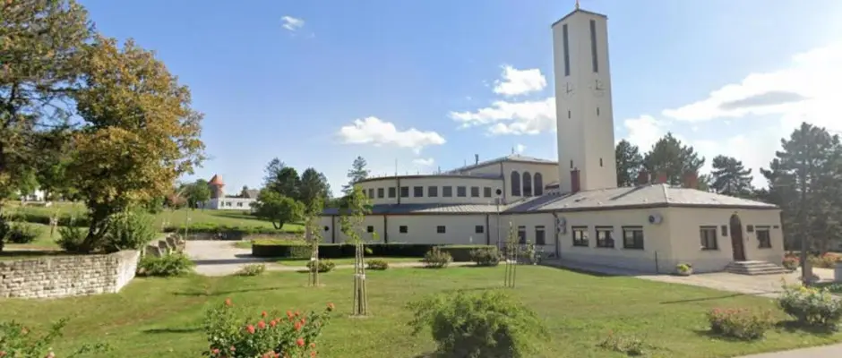 Szent Istvn Plbnia htterben bal oldalon a szllshely - a Lencss Apartmanhz Apartmanok ajnlsval