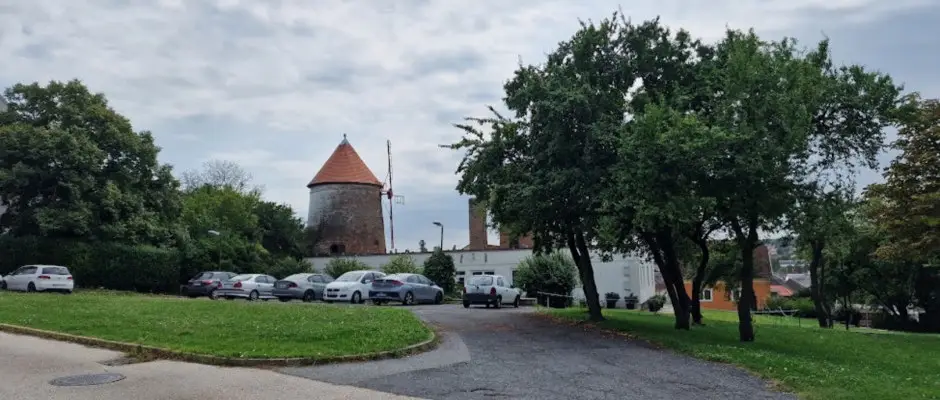 Parkol - httrben a szlls plete - a Lencss Apartmanhz Apartmanok ajnlsval