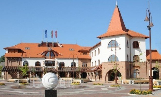 Veresegyház főtér nappal - a Libra Hotel ajánlásával