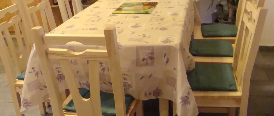 A szállásfejlesztési támogatás része az új étkező garnitúra - a Nyugi Tanya ajánlásával