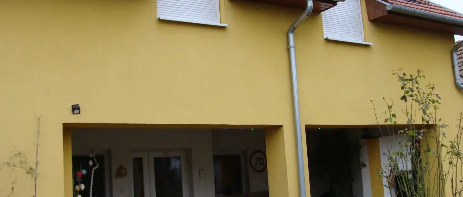 A szállásfejlesztési támogatás része a nagyon napos ablakokra redőnyök szerelése. - a Nyugi Tanya ajánlásával