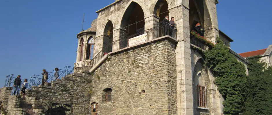 Tata - a reg-t Hotel ajnlsval