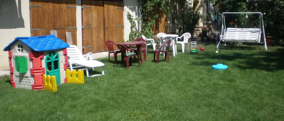 Füves udvar kerti bútorokkal játékokkal - a Rózsi Vendégház ajánlásával