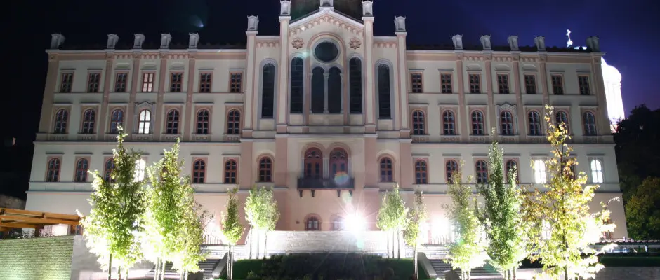 A Szent Adalbert Rendezvnykzpont s a Hotel Adalbert Szent Gyrgy Hz kzs dszkertje - a Hotel Adalbert - Szent Gyrgy Hz ajnlsval