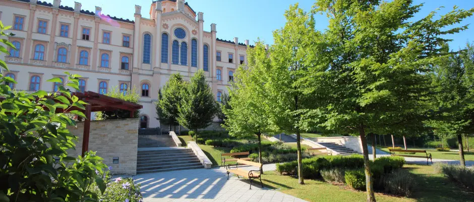 A Szent Adalbert Rendezvnykzpont s a Hotel Adalbert Szent Gyrgy Hz kzs dszkertje - a Hotel Adalbert - Szent Gyrgy Hz ajnlsval