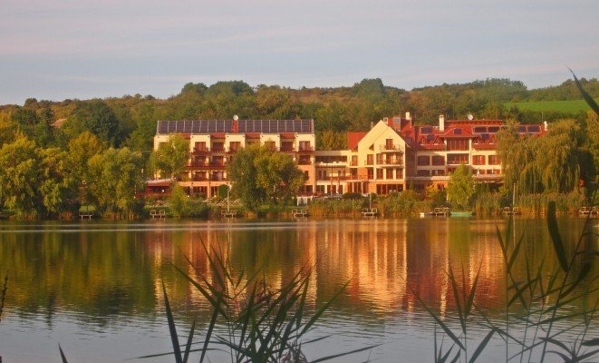 Hotel épülete kívülről -Ősz - a Tó Wellness Hotel ajánlásával