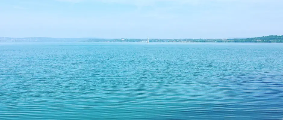 Balaton - a Vil�gos Hotel aj�nl�s�val