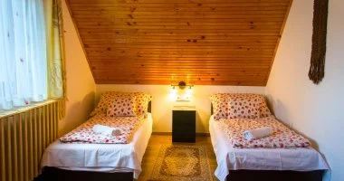 Október 23. (min. 2 éj)