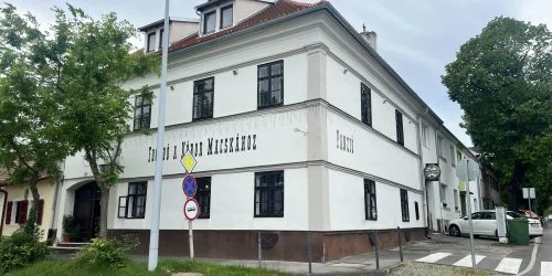 K�bor Macska Fogad� K�szeg
