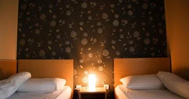 Napi �rak reggelis ell�t�ssal (1 �jt�l)