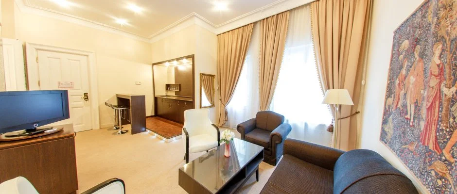 Kristly Imperial Hotel Tata