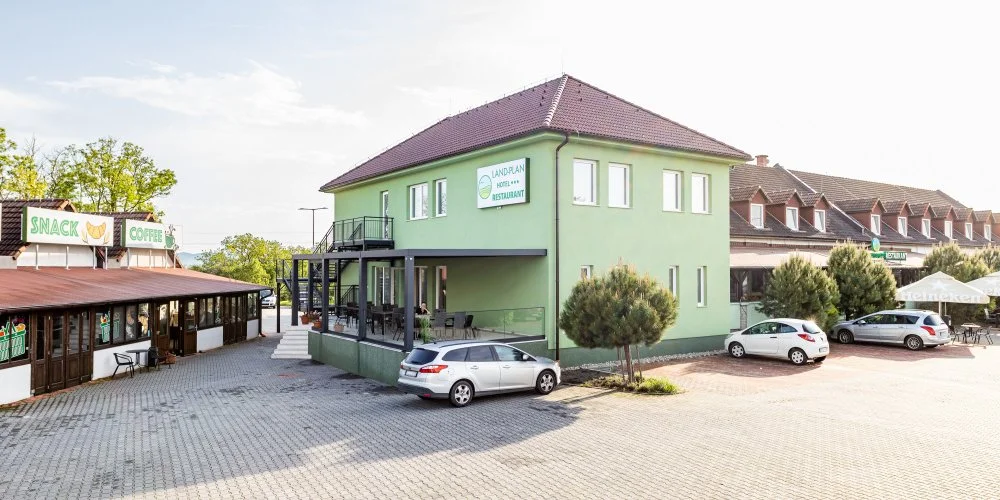 Land-Plan Hotel & Restaurant Töltéstava