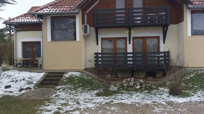 Liliom Apartmanhz Kehidakustny