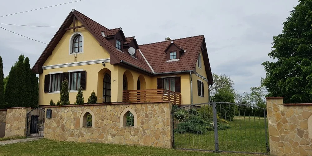 M�rk�i Vend�gh�z - kapu a Bakonyra M�rk�